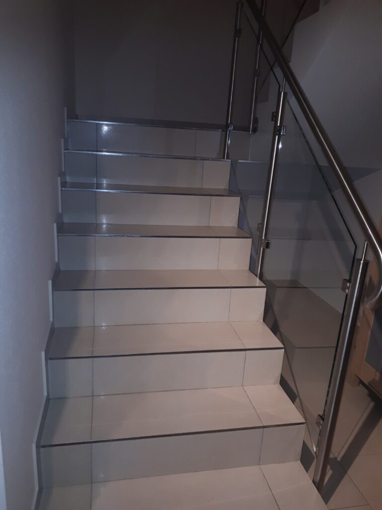 Treppe aus Fliesen
