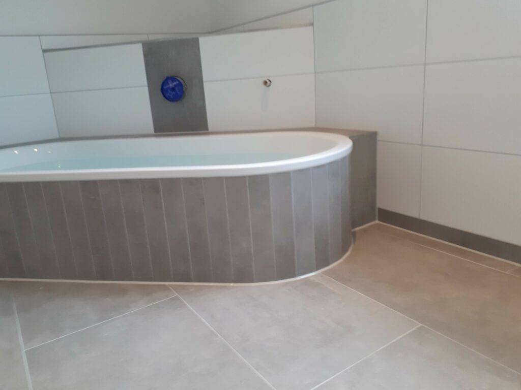 Badewanne Rundgefliest